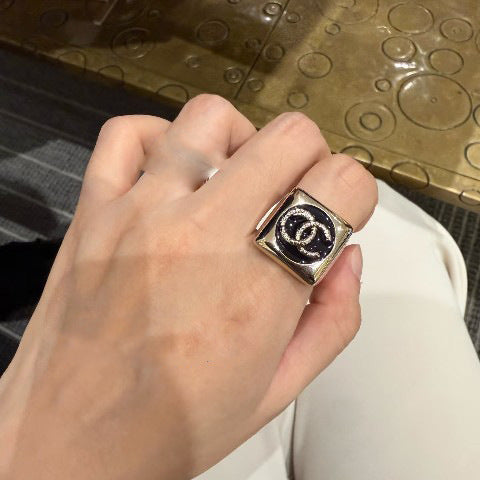 Collana da donna lusso elegante con lettera smaltata in ottone placcato oro