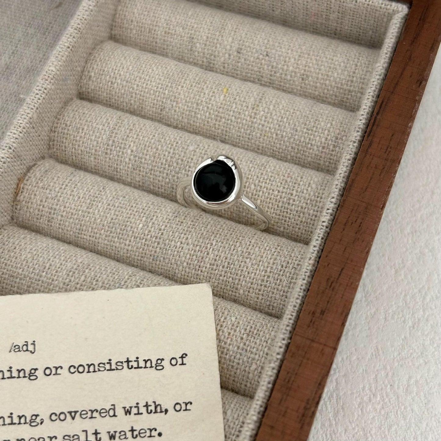 Anello da donna minimalista in argento sterling S925 con agata nera, design geometrico e finitura lucida
