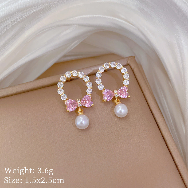 Elegante conjunto de collar y pendientes de mariposa de acero titanio con detalles de perlas e incrustaciones completas de diamantes de imitación para eventos formales de mujer