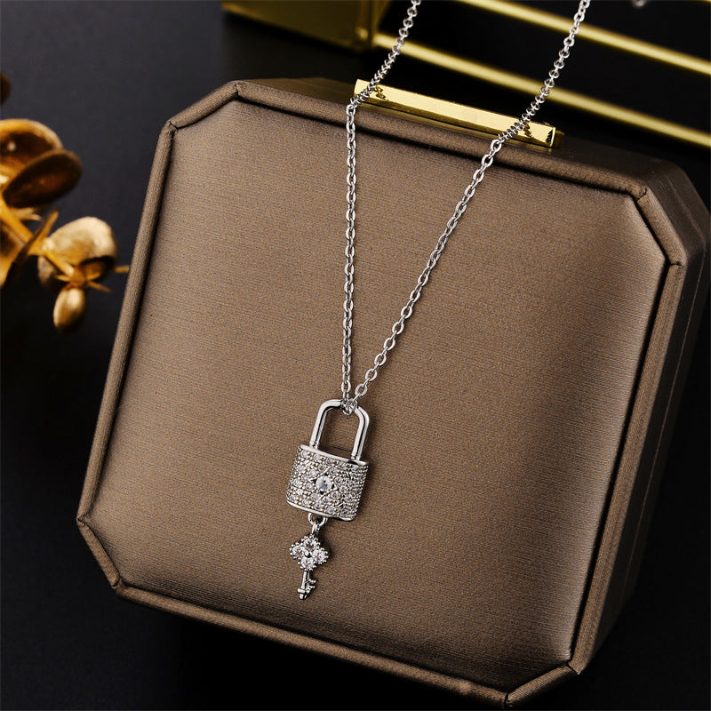 Collana con Ciondolo a Chiave in Acciaio al Titanio alla Moda con Intarsio di Strass Completo su Catena a Sfera per Donna