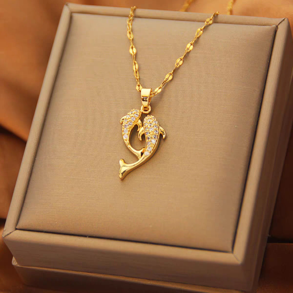 Collana con ciondolo a doppio pesce minimalista in acciaio al titanio con placcatura in oro per donne e uomini, gioielli a medaglione con catena a O e design floreale irregolare