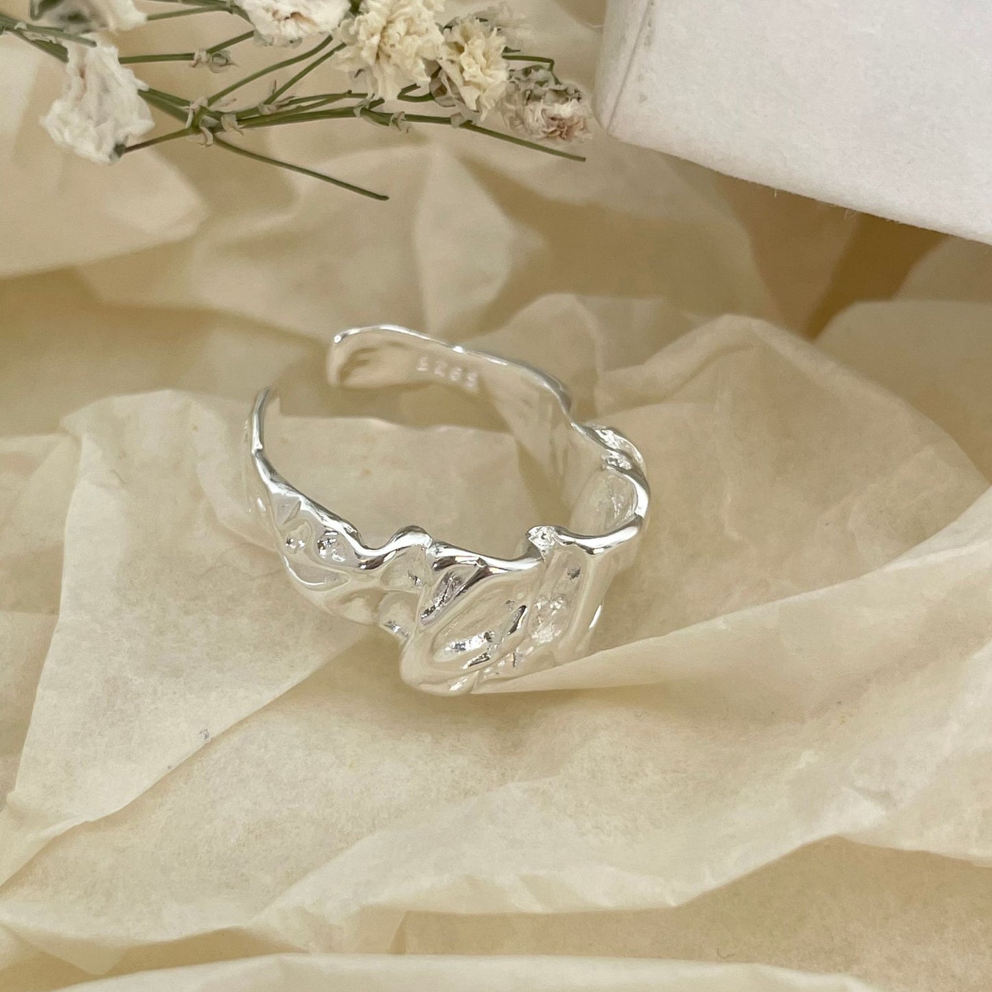 Anillo geométrico texturizado abstracto de plata de ley 925, elegante y moderno para mujer