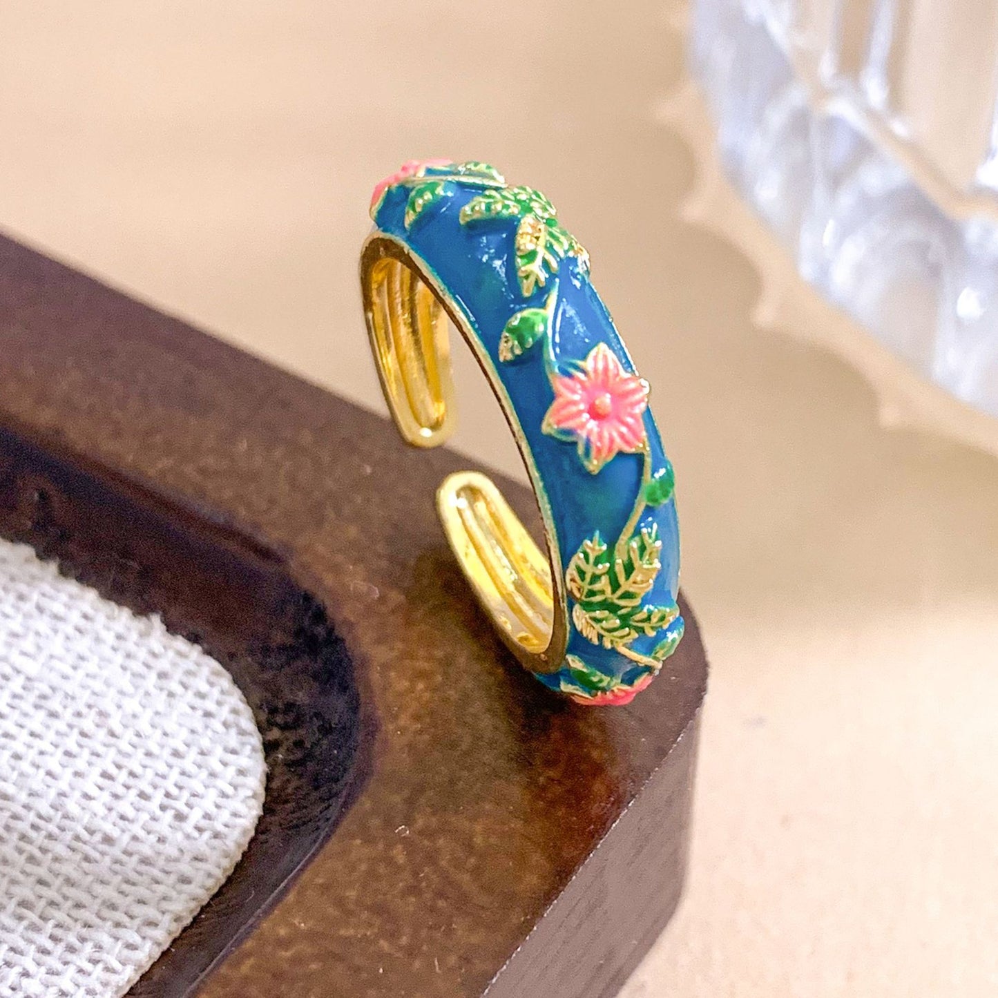 Anello da donna in ottone placcato oro con smalto a fantasia floreale