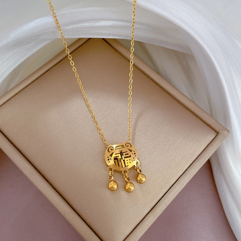 Collar con colgante minimalista geométrico de carácter Fu para mujer y hombre en acero de titanio con baño de oro en cadena tipo O