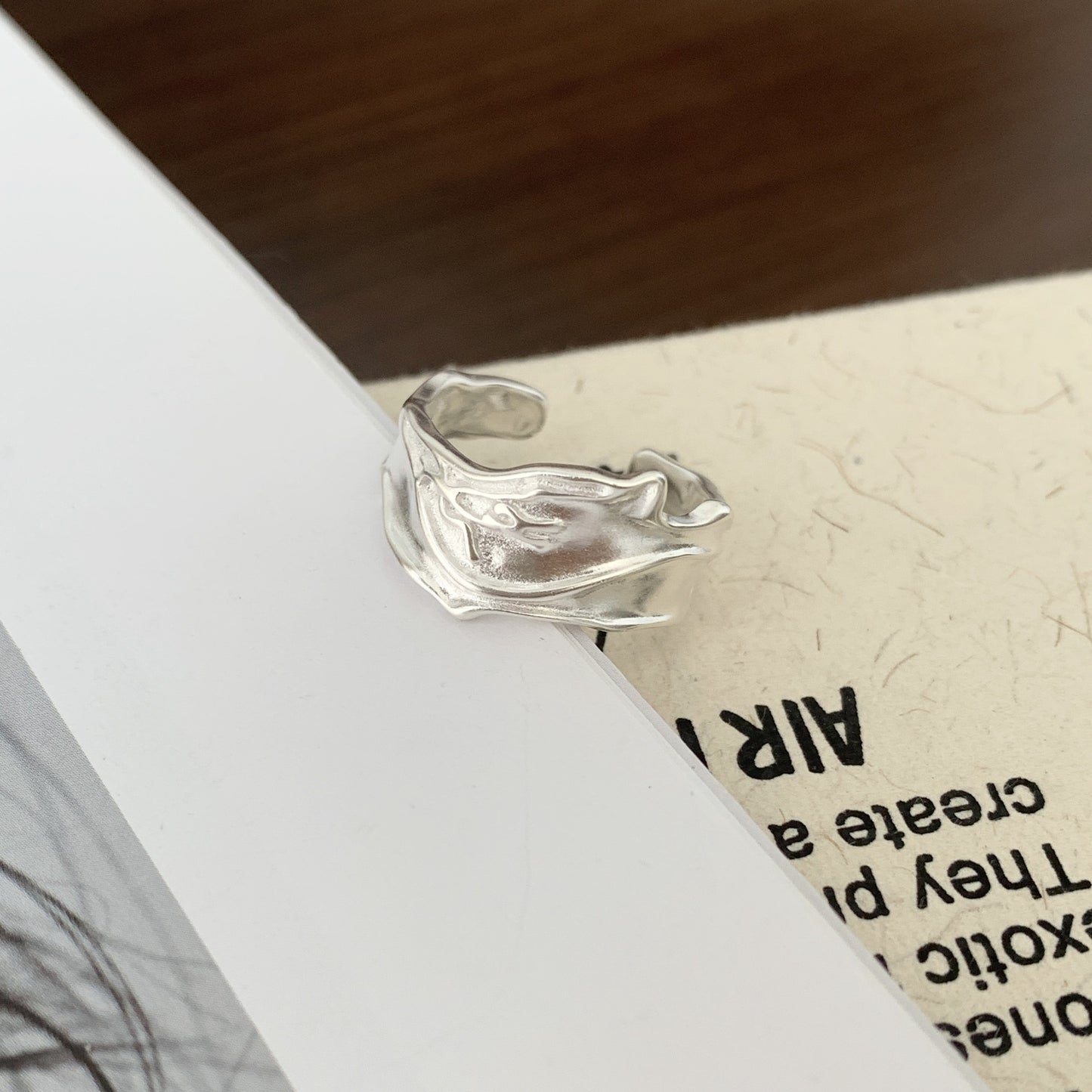 Anello aperto gotico minimalista in argento sterling 925 testurizzato effetto stropicciato