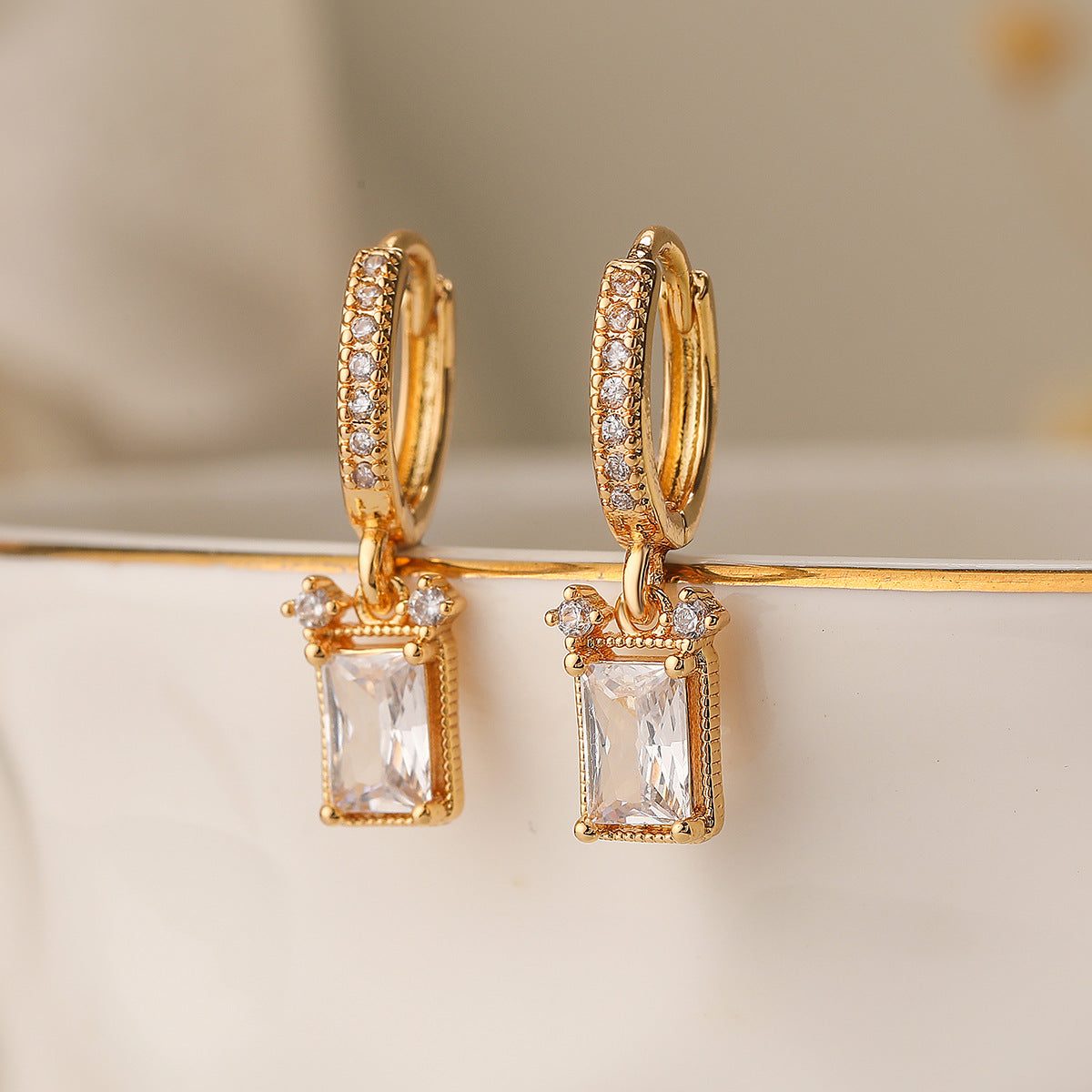 Orecchini da donna minimalisti in rame a forma di cuore con placcatura in oro 18K e intarsio di zirconi