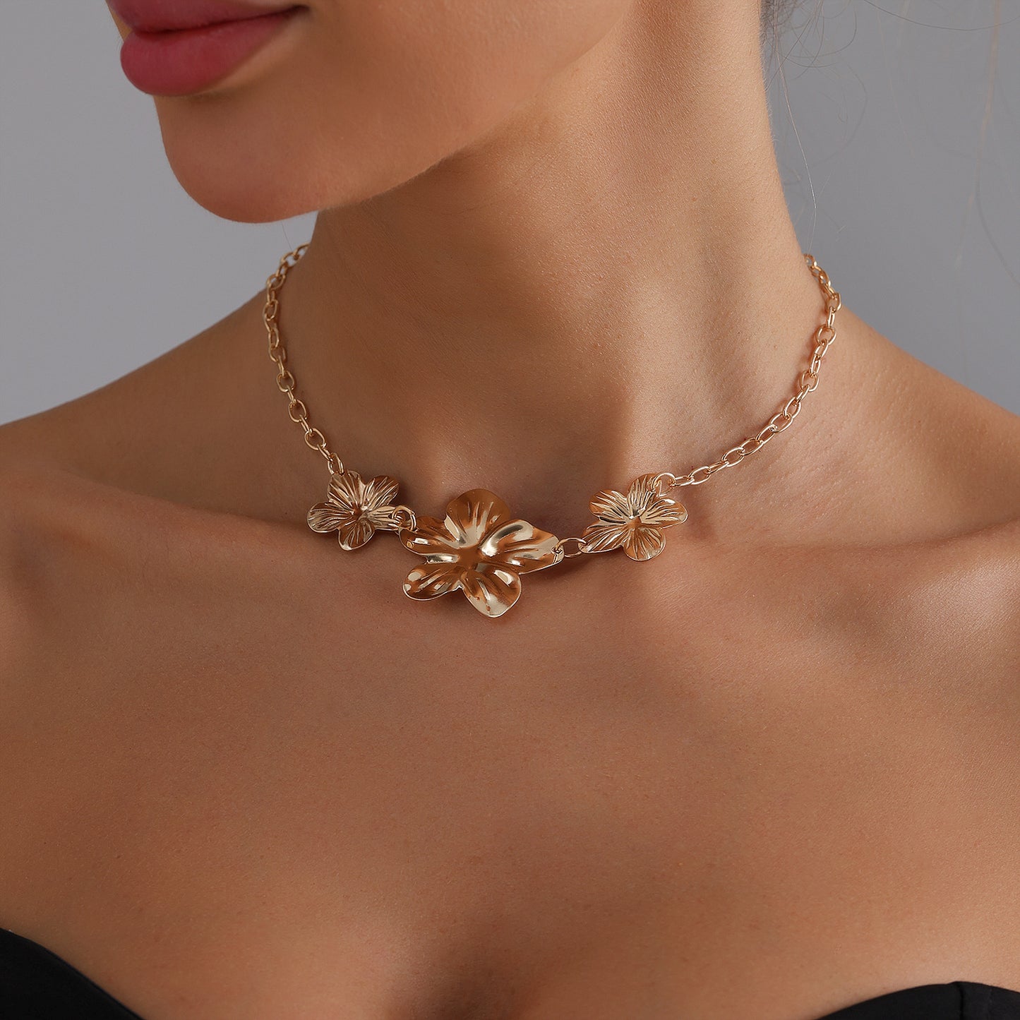 Vintage Minimalist Five-Petal Flower Pendant Necklace in Alloy with Plated Finish for Women