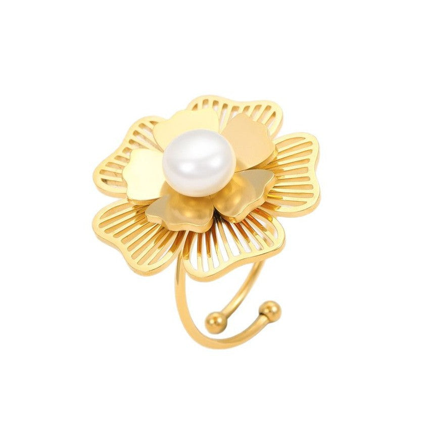 Anillo minimalista de acero inoxidable con flor de perlas calada y acabado chapado para mujer