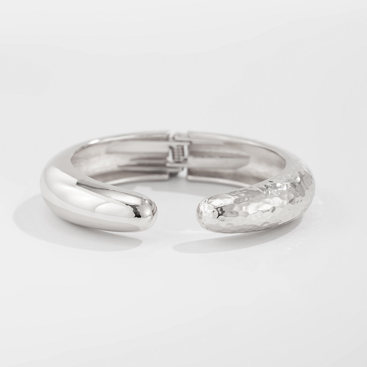 Bracciale da donna in lega martellata irregolare minimalista con chiusura a molla
