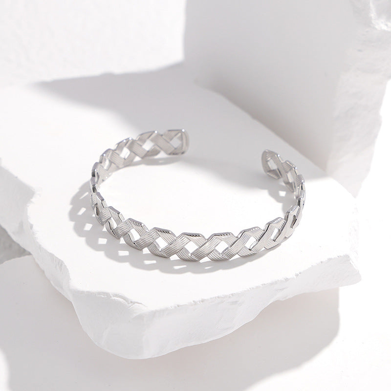 Pulsera esclava abierta ajustable de acero de titanio con forma de C hueca geométrica para mujer con acabado chapado