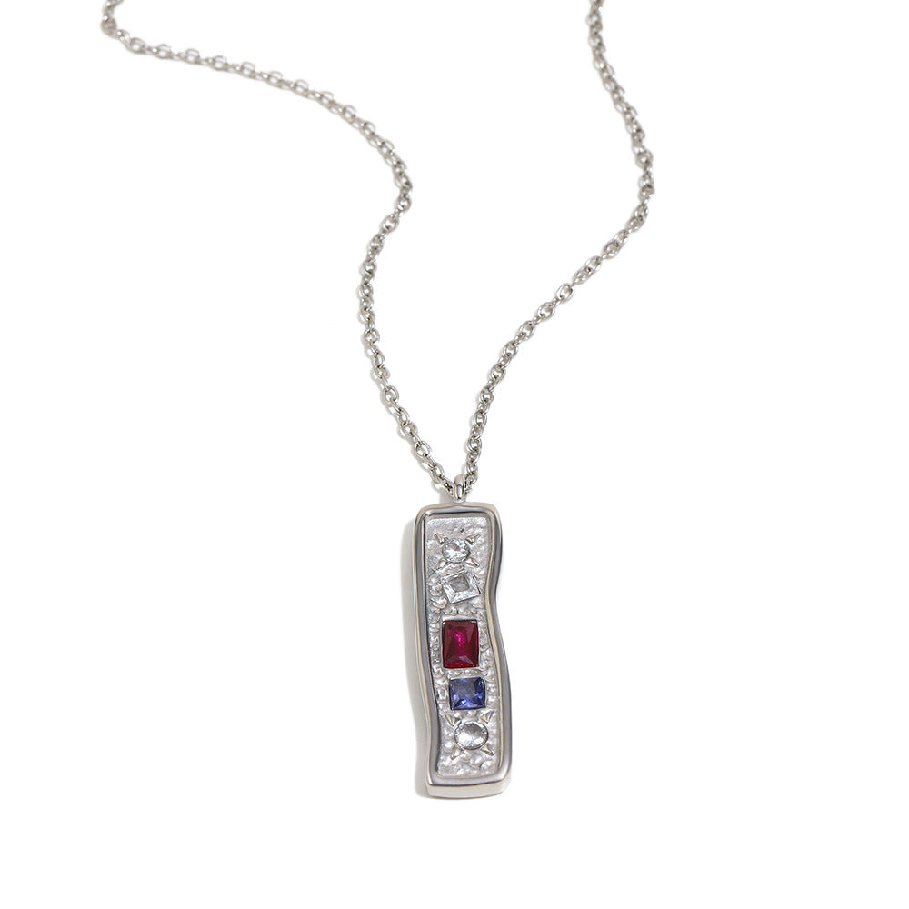Collana con ciondolo geometrico minimalista da donna in acciaio inossidabile con placcatura in oro 18 carati e intarsio di zirconi