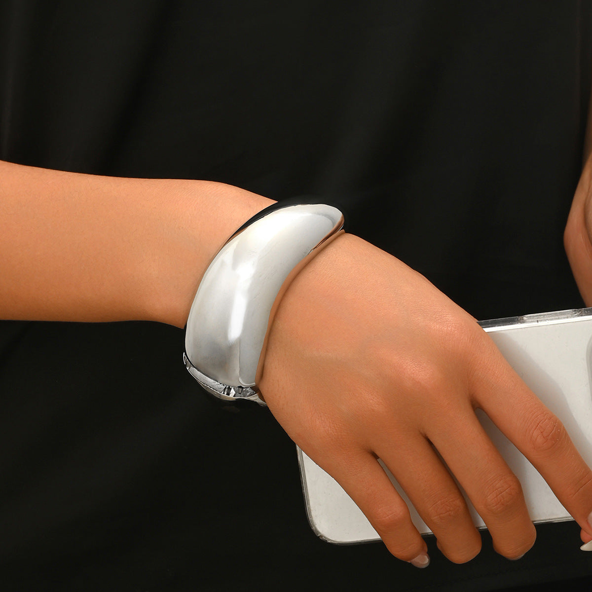 Pulsera de aleación de zinc chapada en oro de 18K con diseño geométrico y superficie lisa para mujer