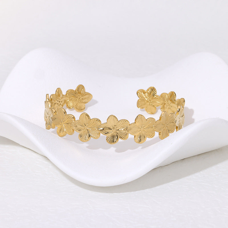 Pulsera minimalista de titanio con diseño floral para mujer, con baño de oro de 18 quilates y diseño de apertura ajustable