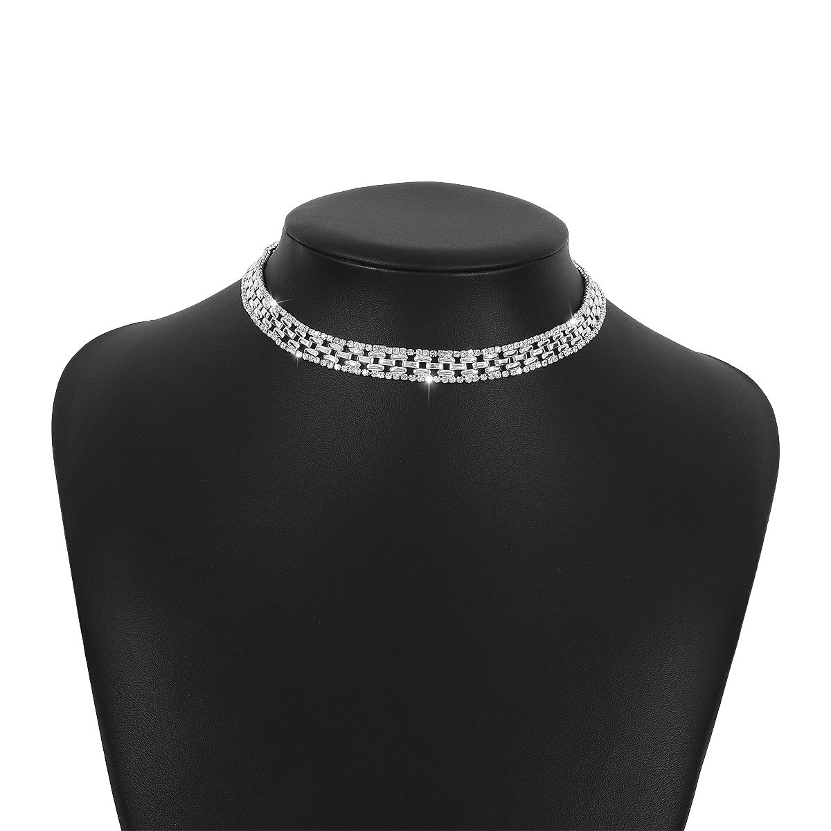 Collar de aleación geométrica vintage con colgante, detalles de pedrería y acabado chapado para mujer