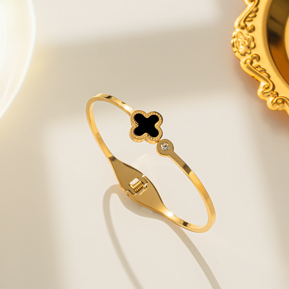 Pulsera minimalista de trébol de cuatro hojas de acero de titanio chapado en oro rosa para mujer con acabado pulido y diseño de abertura ajustable