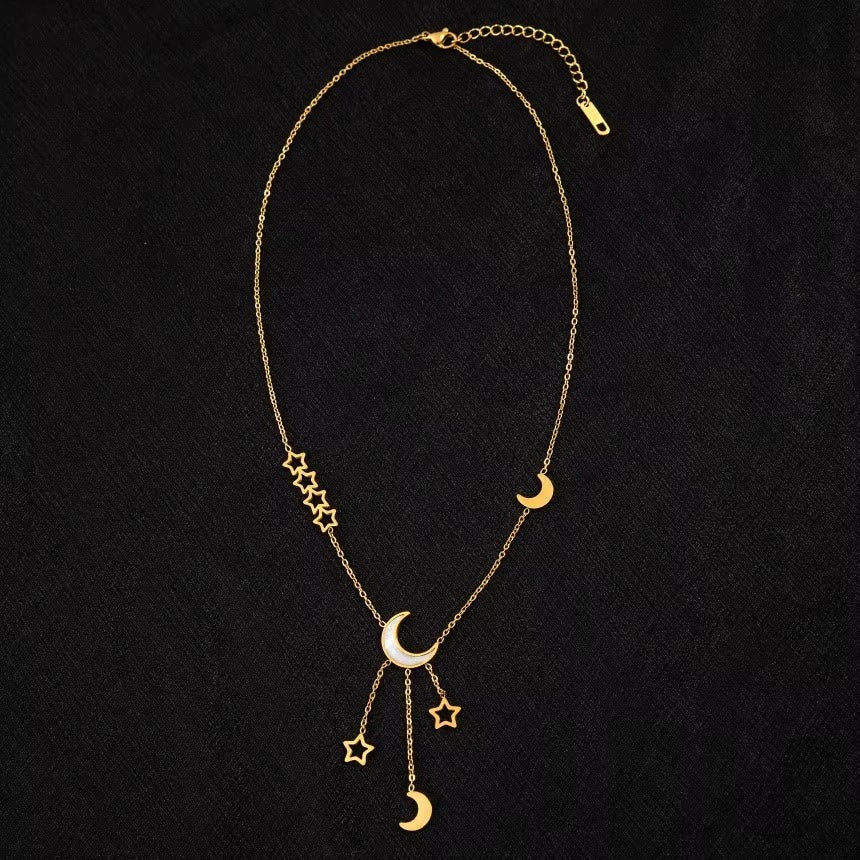 Collana con Pendente Geometrico Minimalista a Stella e Luna in Acciaio al Titanio con Finitura Placcata per la Claviccola