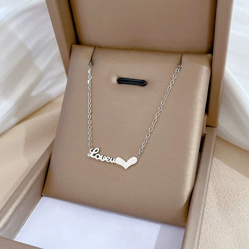 Collana da donna a forma di cuore "Love U" piccola, minimalista ed elegante in acciaio al titanio, con finitura placcata e catena a clavicola