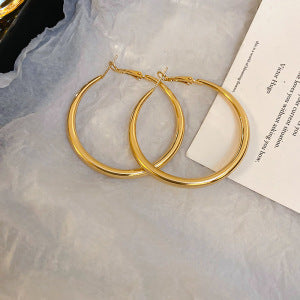 Elegantes aretes de aro geométricos minimalistas de aleación con acabado galvanizado para mujer