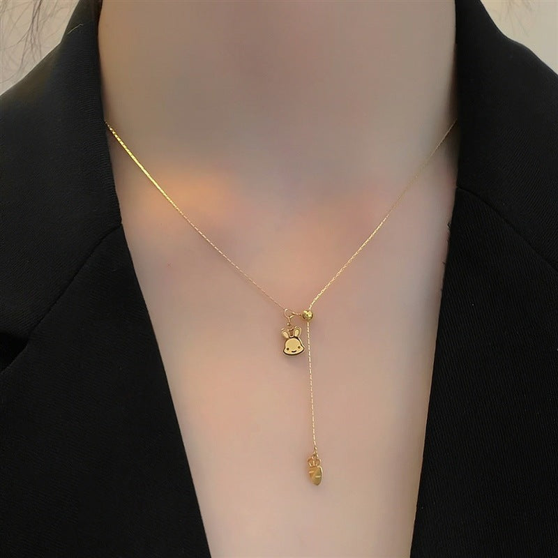 Collar con Colgante de Conejo y Zanahoria de Diseño Original en Acero Titanio con Acabado Chapado para Mujer, Cadena con Medallón de Forma Irregular