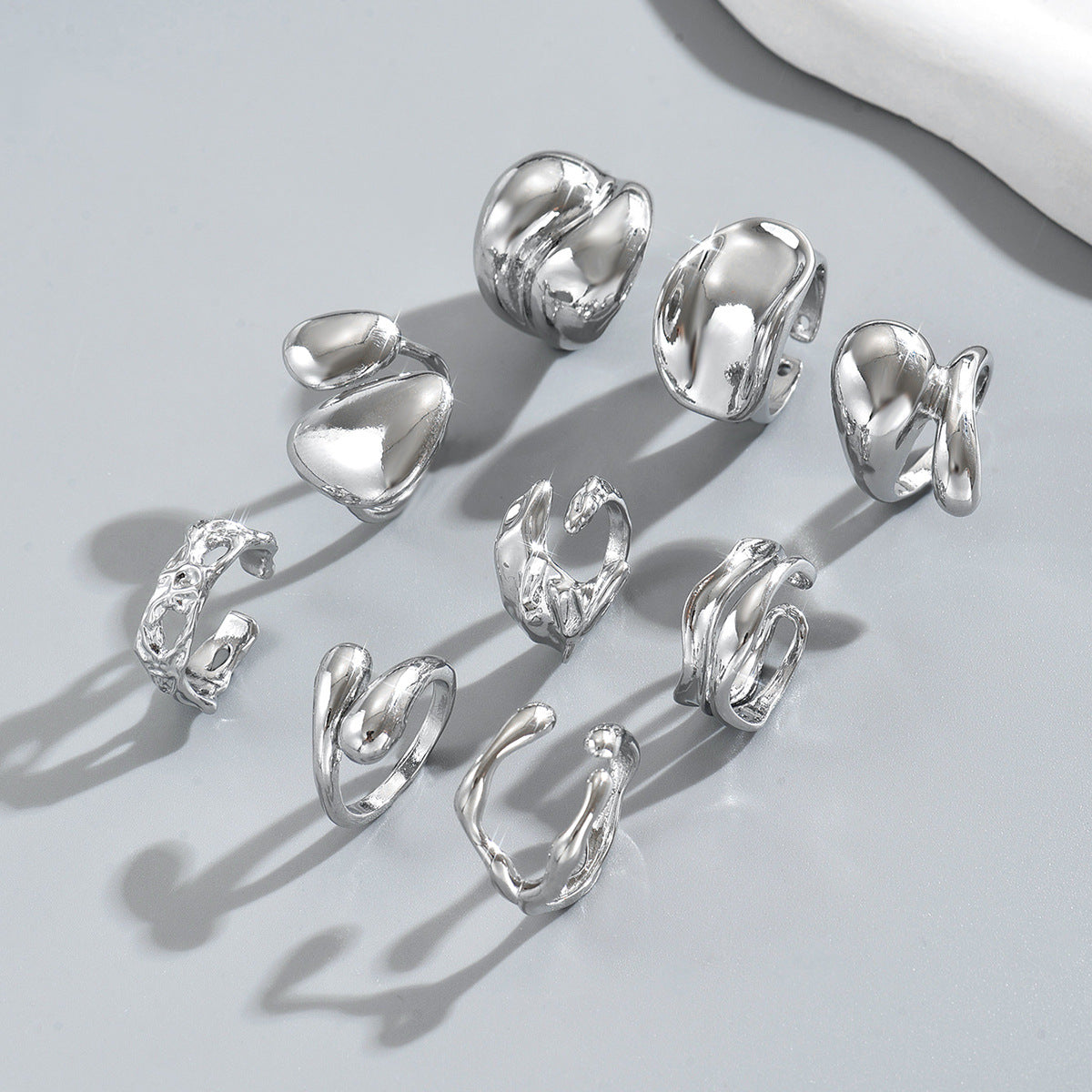 Conjunto de anillos de aleación de zinc chapados en oro de 18 quilates con diseño geométrico a la moda para mujer