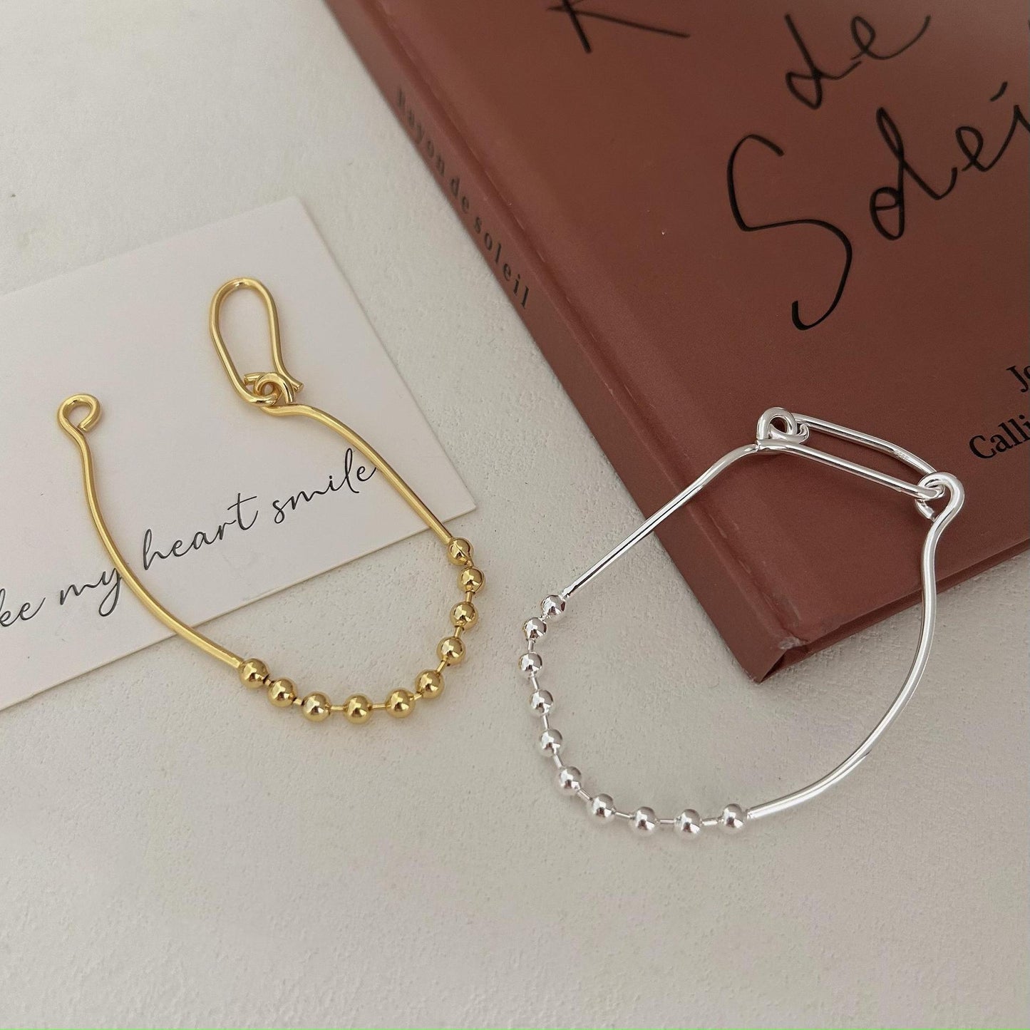 Pulsera minimalista geométrica de cuentas en plata de ley 925 con detalles artesanales y acentos de nudos de inspiración natural