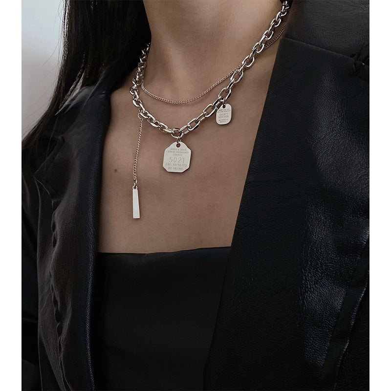Collar Minimalista Geométrico en Acero de Titanio en Capas para Mujeres y Hombres con Colgante Pulido y Diseño de Cadena de Clavícula