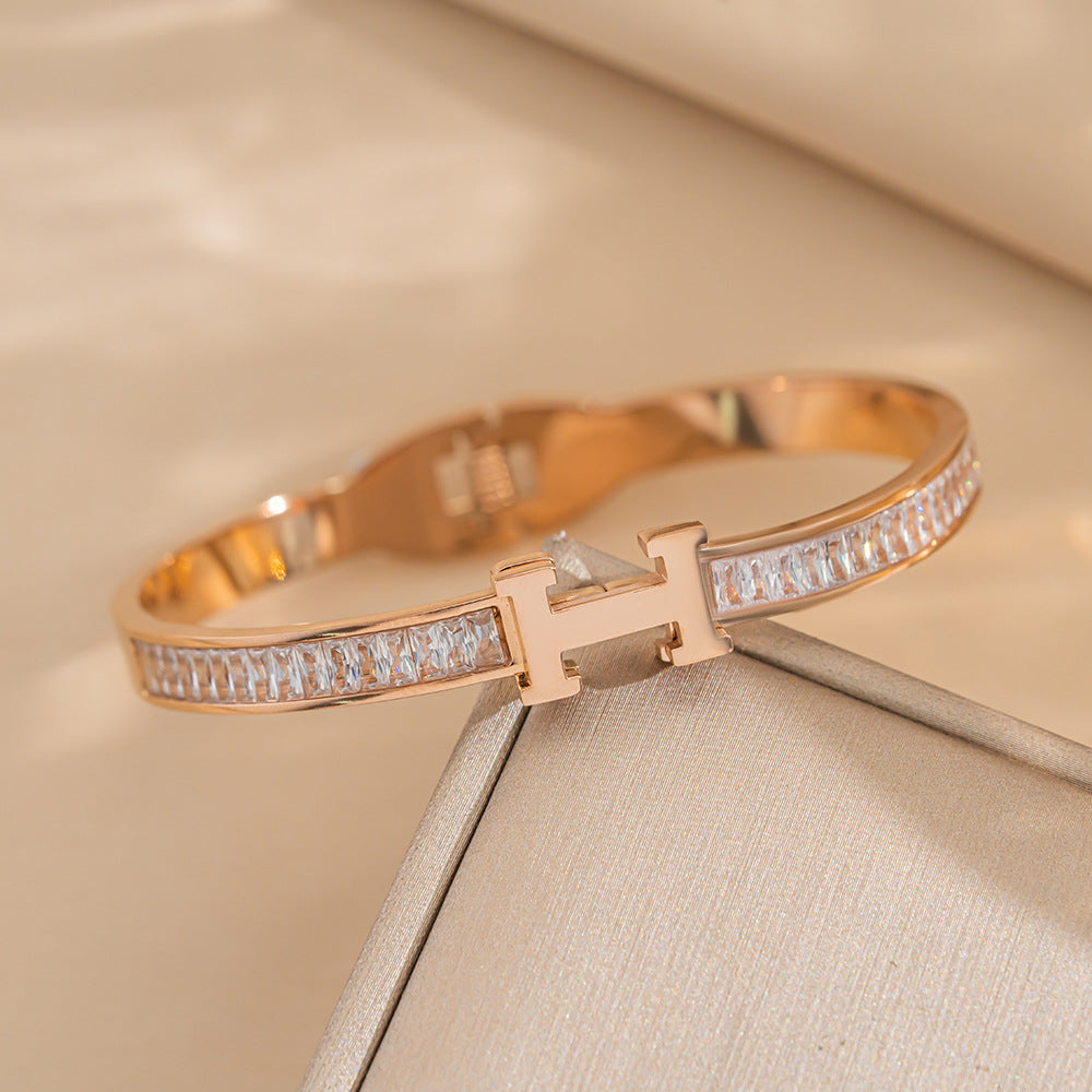 Bracciale da donna a manetta con lettera H, strass, in acciaio al titanio placcato oro 18 carati