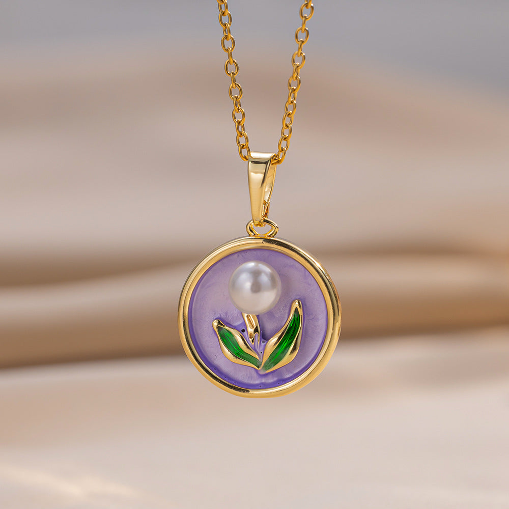 Elegante Collana con Ciondolo Floreale Smaltato in Stile Vintage Francese con Catena in Acciaio al Titanio e Motivo Rosa Tulipano