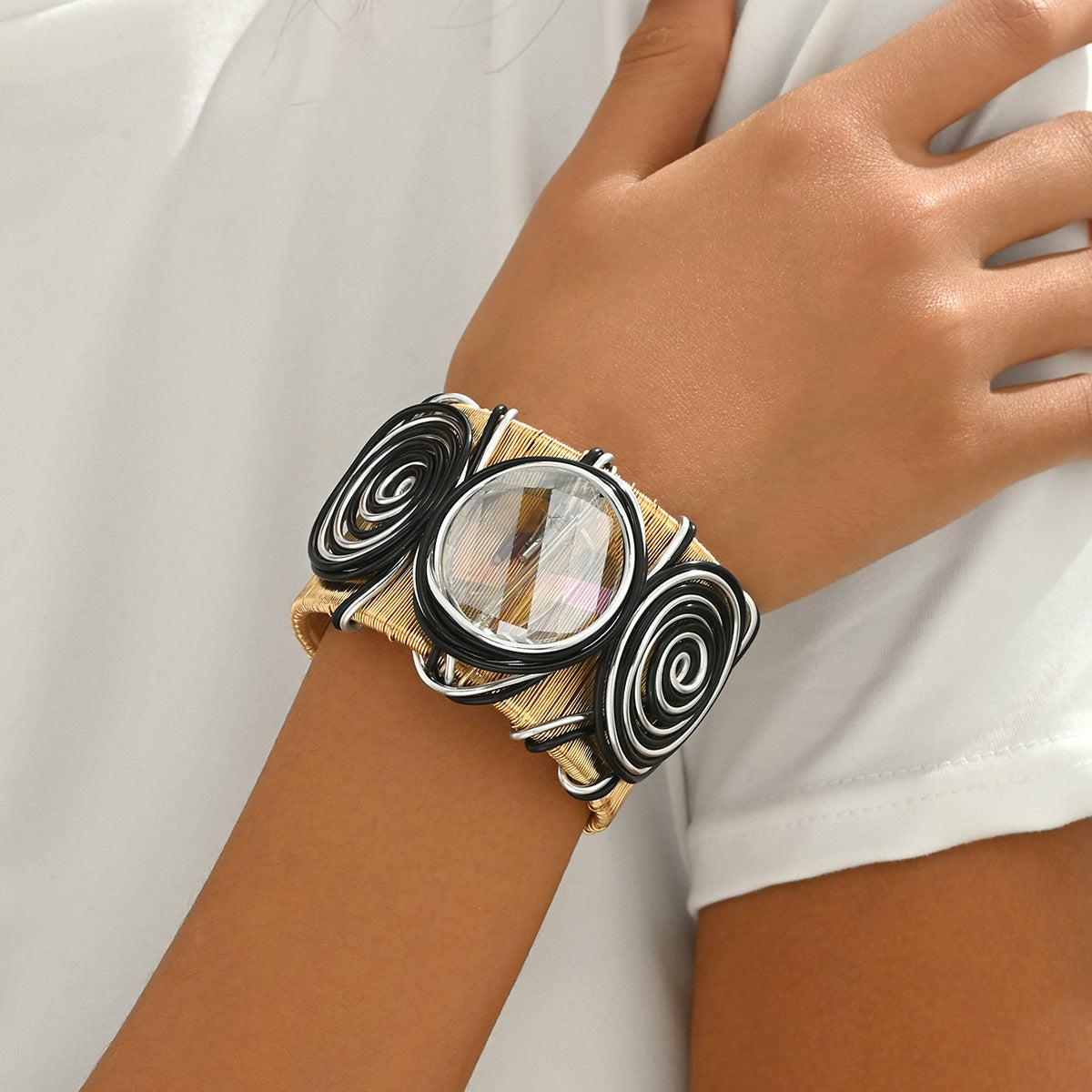 Pulsera Minimalista Geométrica de Hilo para Mujer en Aleación de Zinc con Incrustaciones Bañadas en Oro y Gemas Sintéticas