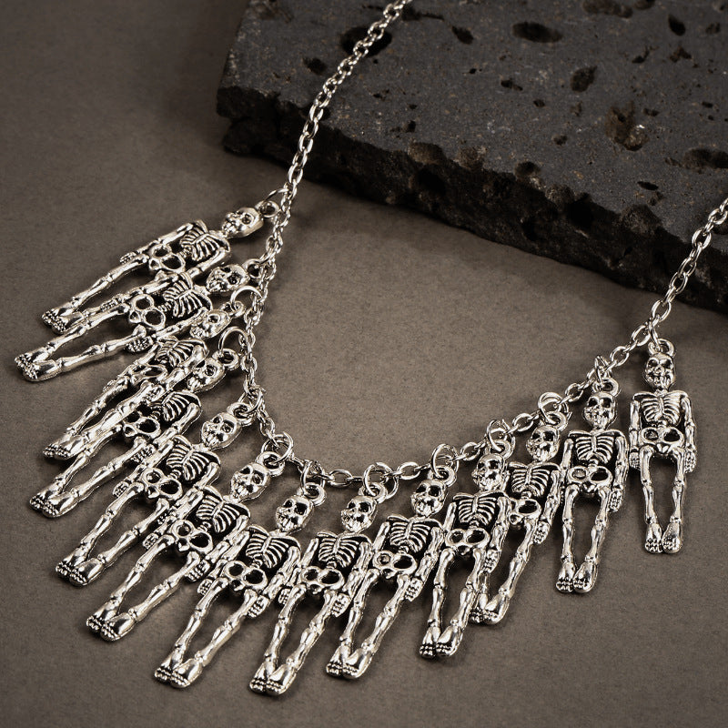 Collana con ciondolo a teschio gotico scuro da donna con catena in lega e finitura galvanizzata per costume di Halloween