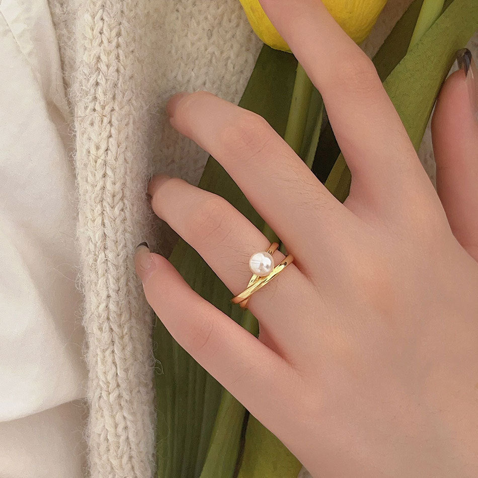 Anillo minimalista de plata de ley 925 con forma de corazón y acento cuadrado biselado para mujer