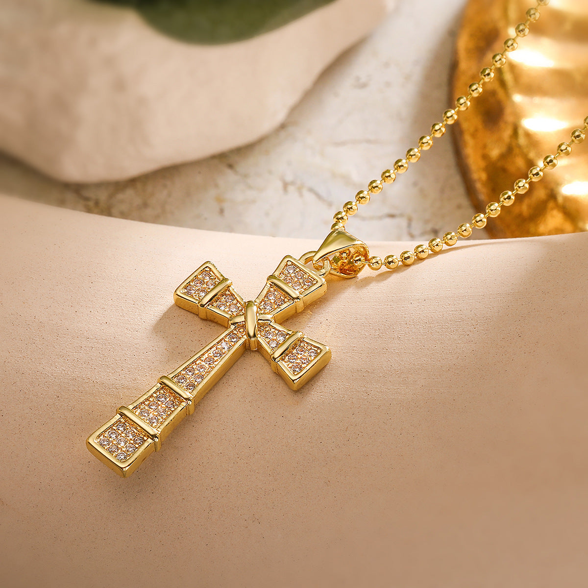 Collana minimalista con pendente a croce da donna con base in rame e placcatura in oro 18 carati, intarsio in zircone, catena per clavicola