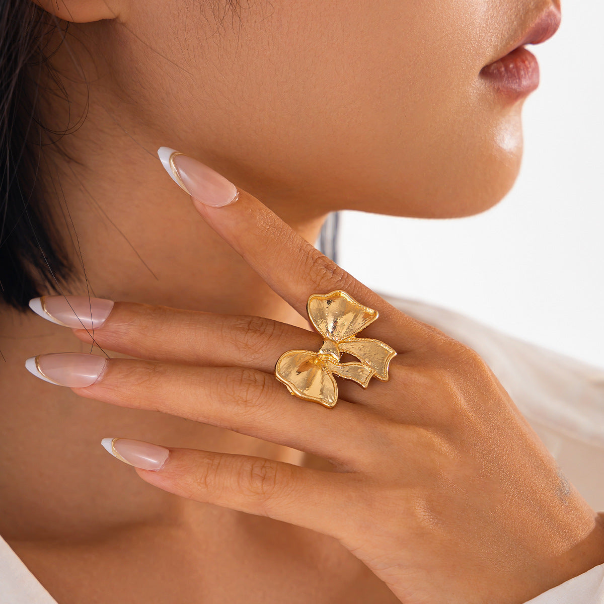 Anillo de aleación con textura geométrica minimalista, nudo de lazo y textura de lava martillada, y banda abierta ajustable para mujer