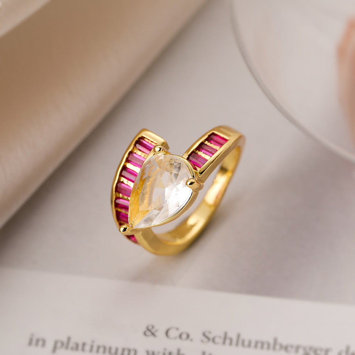 Anello Minimalista Geometrico Irregolare in Rame con Placcatura in Oro 18K e Intarsio in Zirconi per Donna