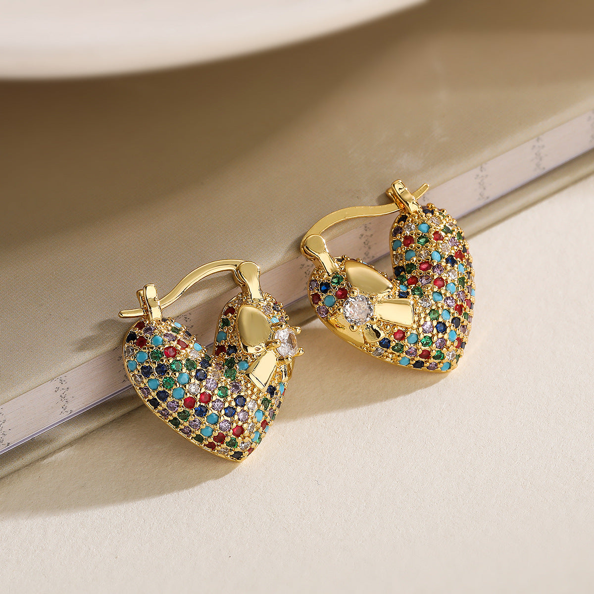 Orecchini minimalisti a forma di cuore in rame placcati oro 18K con zirconi per donna