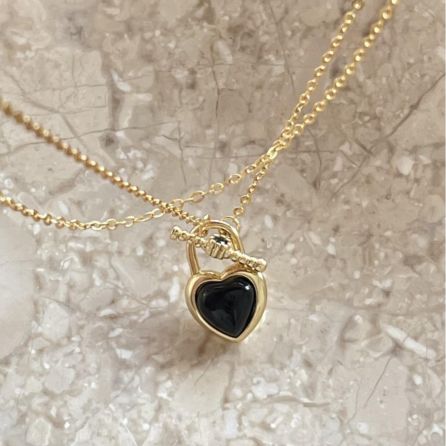 Collar minimalista de ágata negra con forma de corazón de plata de ley 925 con acabado galvanizado en cadena cruzada