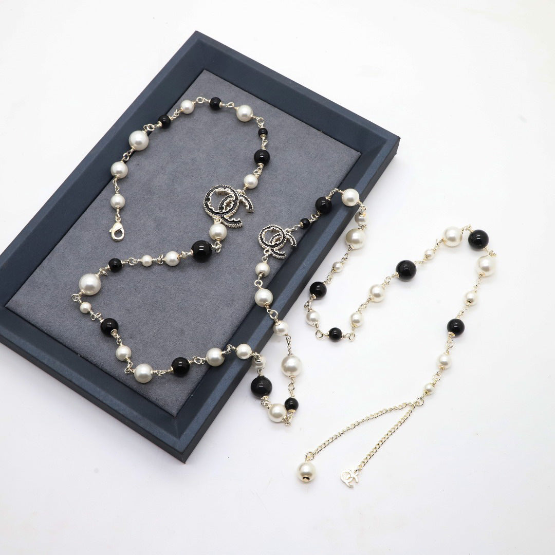 Collana da donna con ciondolo a lettera "C" smaltato vintage, perle bianche e nere, in ottone
