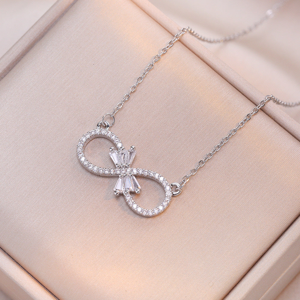 Collana da Donna Minimalista a Forma di Lettera in Acciaio al Titanio con Intarsio di Strass, Ciondolo alla Moda Placcato Ipoallergenico