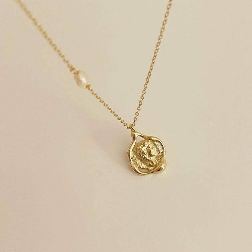 Minimalist Vintage Portrait Pendant Necklace in 925 Sterling Silver with Pearl Accents on Beaded Chain