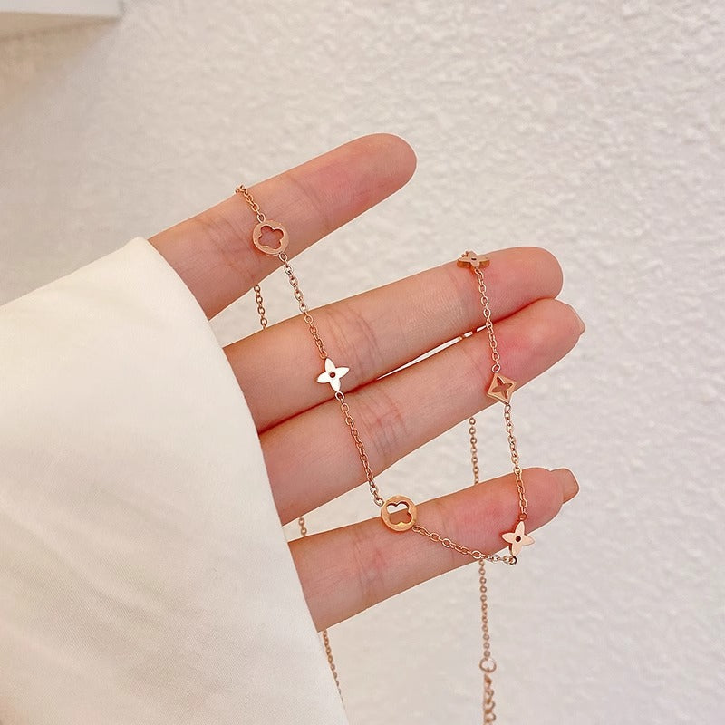 Collana con pendente minimalista a quadrifoglio cavo in acciaio al titanio con finitura placcata su catena a O da donna