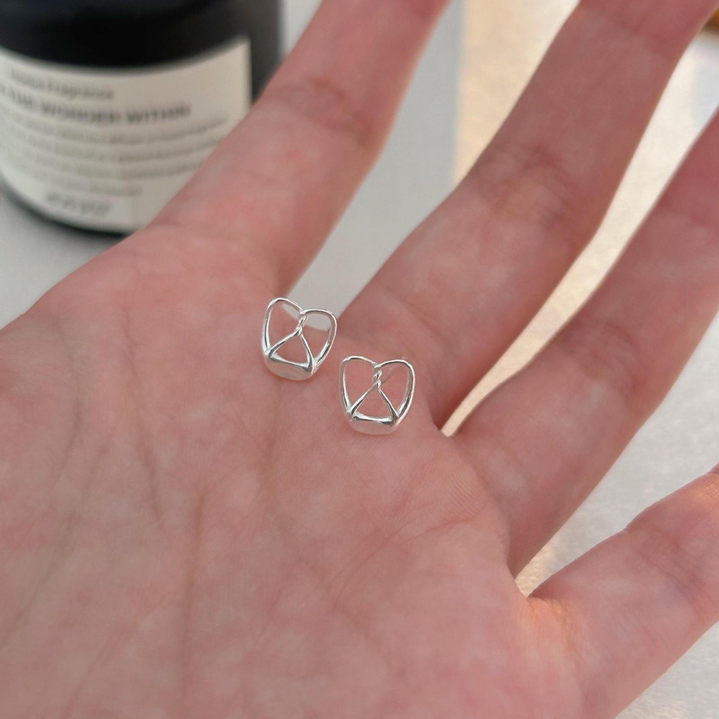 Orecchini a perno minimalisti a forma di lettera in argento sterling 925 con placcatura in oro, accento a cuore, stile fresco e dolce