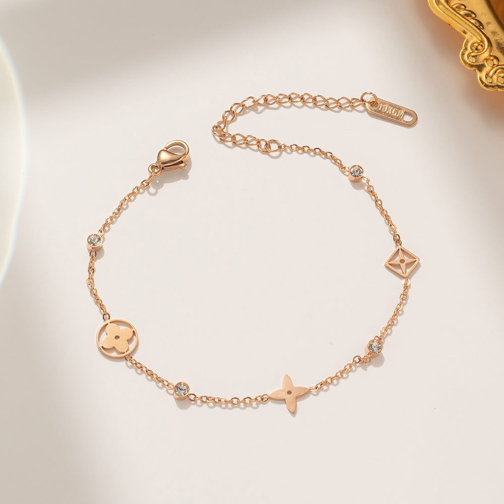 Pulsera Minimalista de Trébol de Cuatro Hojas para Mujer de Acero Inoxidable Chapado en Oro Rosa de 18K con Diseño de Letras y Números