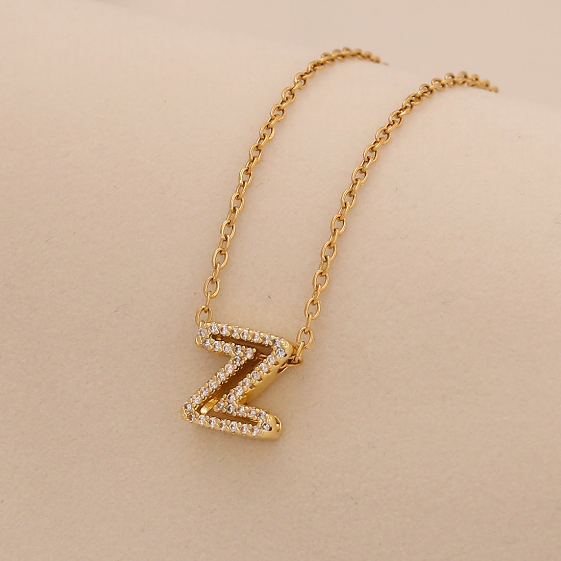 Collana da donna minimalista con pendente a forma di lettera in acciaio inossidabile e design versatile a clavicola