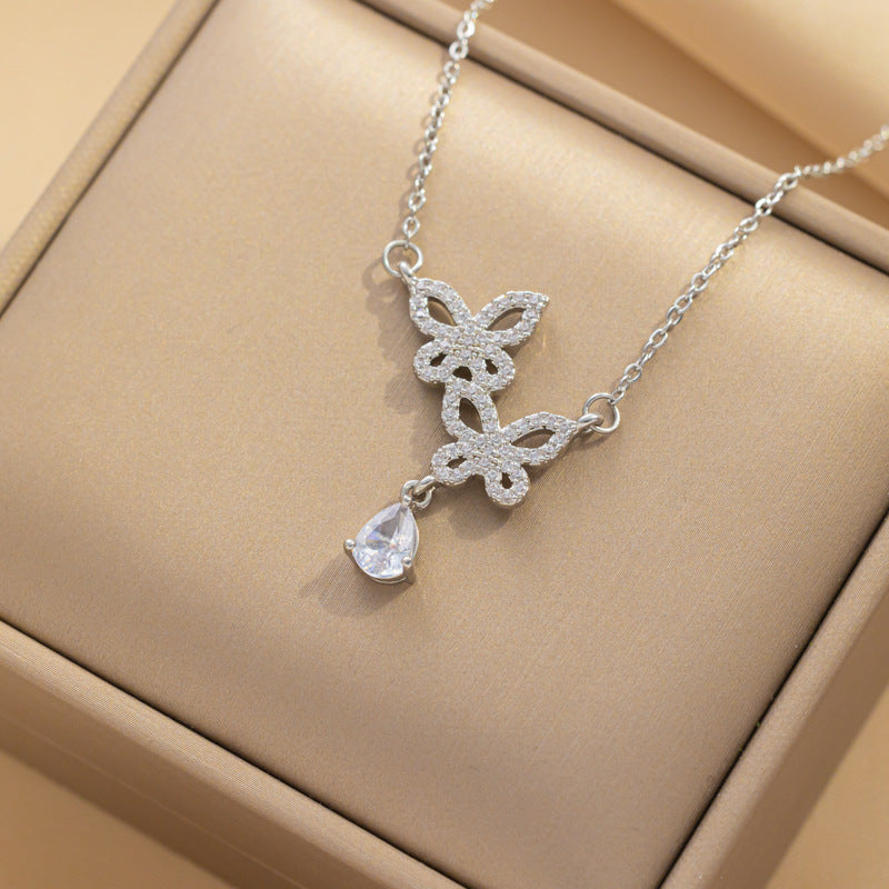 Collana a Farfalla da Donna in Acciaio al Titanio con Intarsi in Strass, Finitura Placcata, Catena a O, Design Minimalista e alla Moda