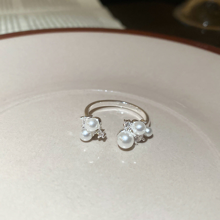Anello Elegante Retrò Francese di Lusso Leggero con Perla Simulato e Intarsio di Zirconi, Design Geometrico Rotondo da Donna