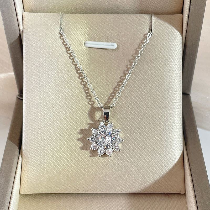 Collana Minimalista Girasole Floreale per Donna in Acciaio al Titanio con Intarsio di Strass e Finitura Placcata Oro 18K