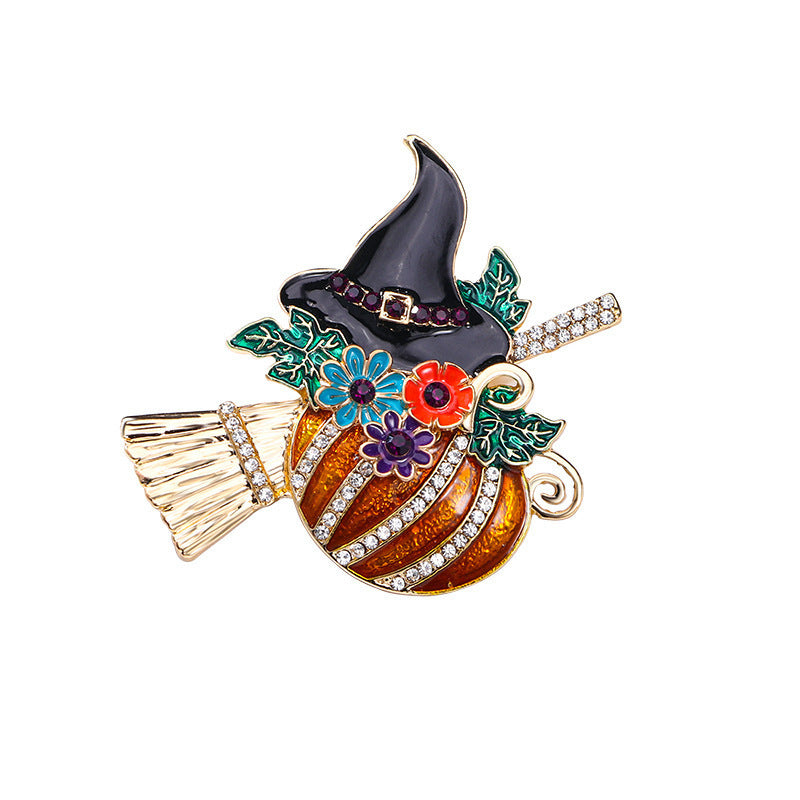 Broche con temática de Halloween, diseño de calabaza con sombrero de bruja y escoba en aleación de zinc con acabado esmaltado y detalles de diamantes de imitación