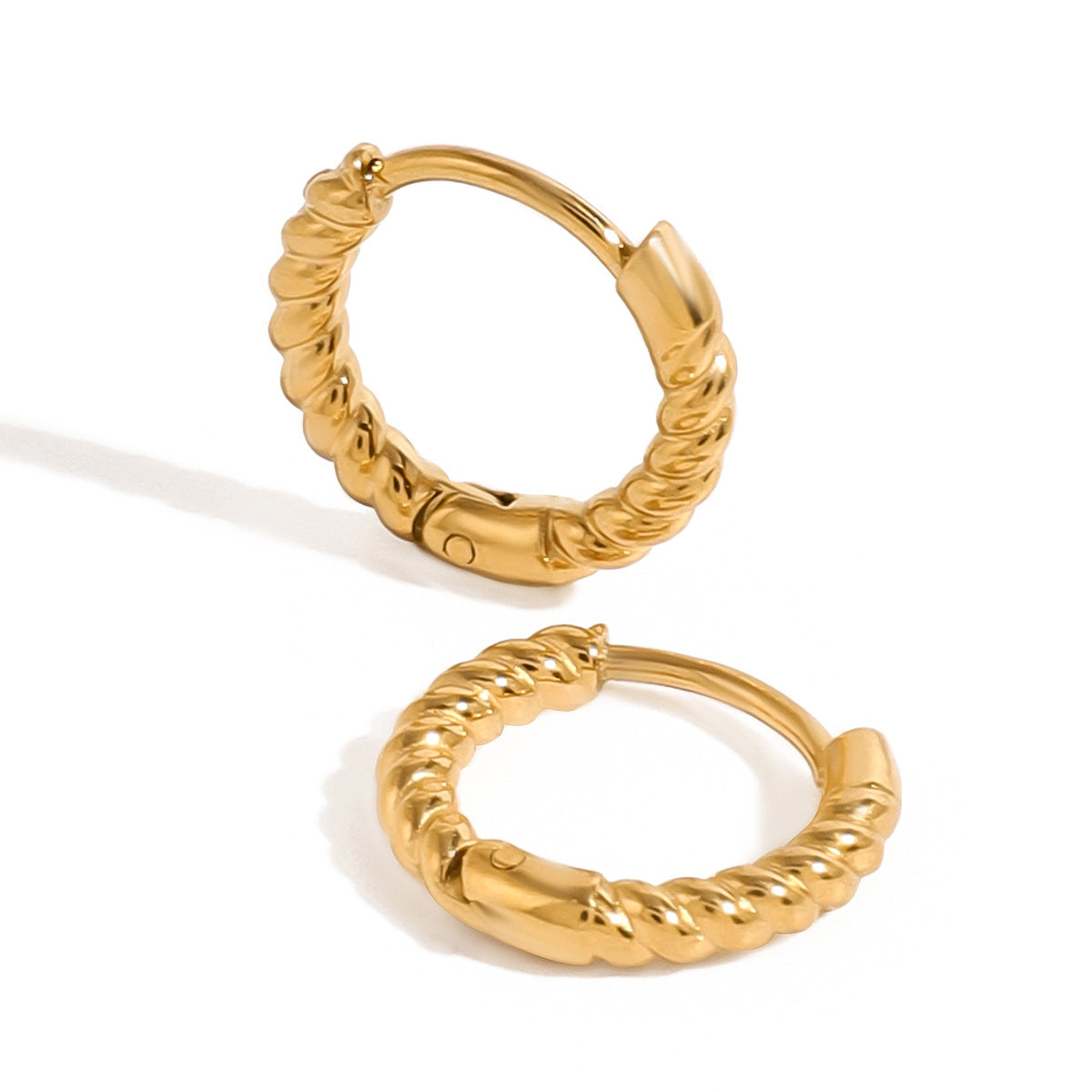 Orecchini a perno geometrici minimalisti in acciaio inossidabile con placcatura in oro 18K, design traforato per donna