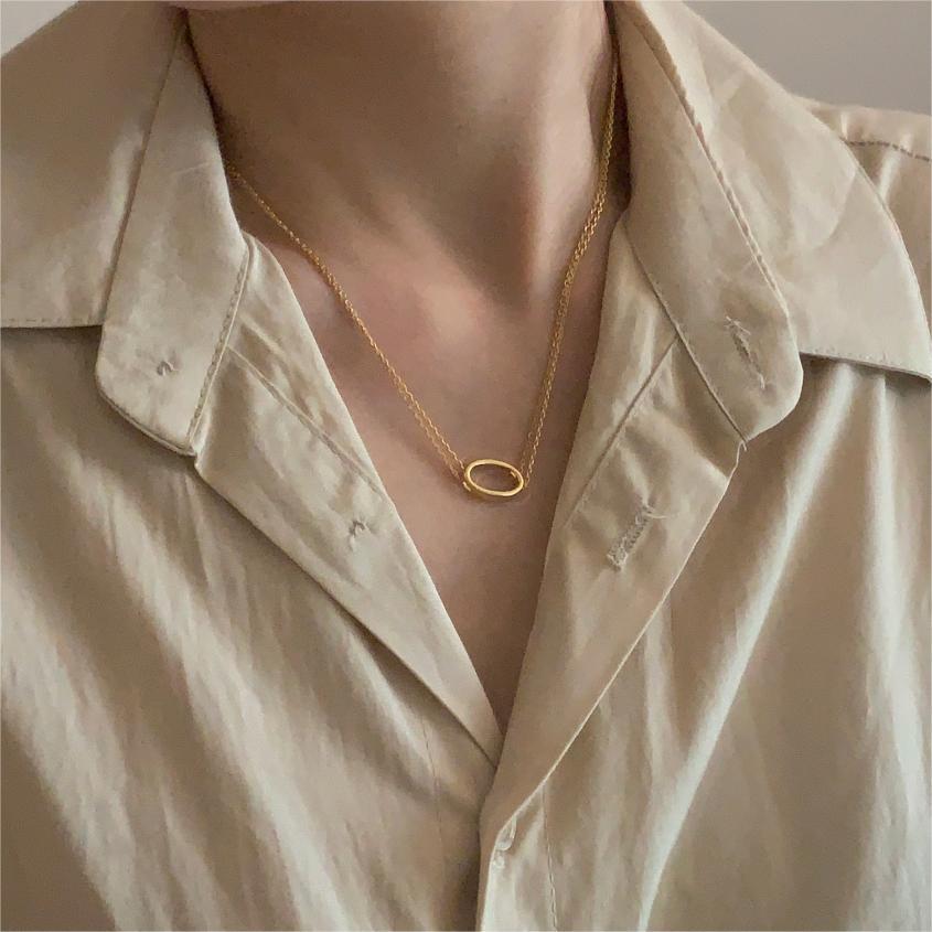 Collana pendente geometrica ovale minimalista in argento sterling 925 con placcatura in oro e motivo floreale a tulipano su catena a serpente