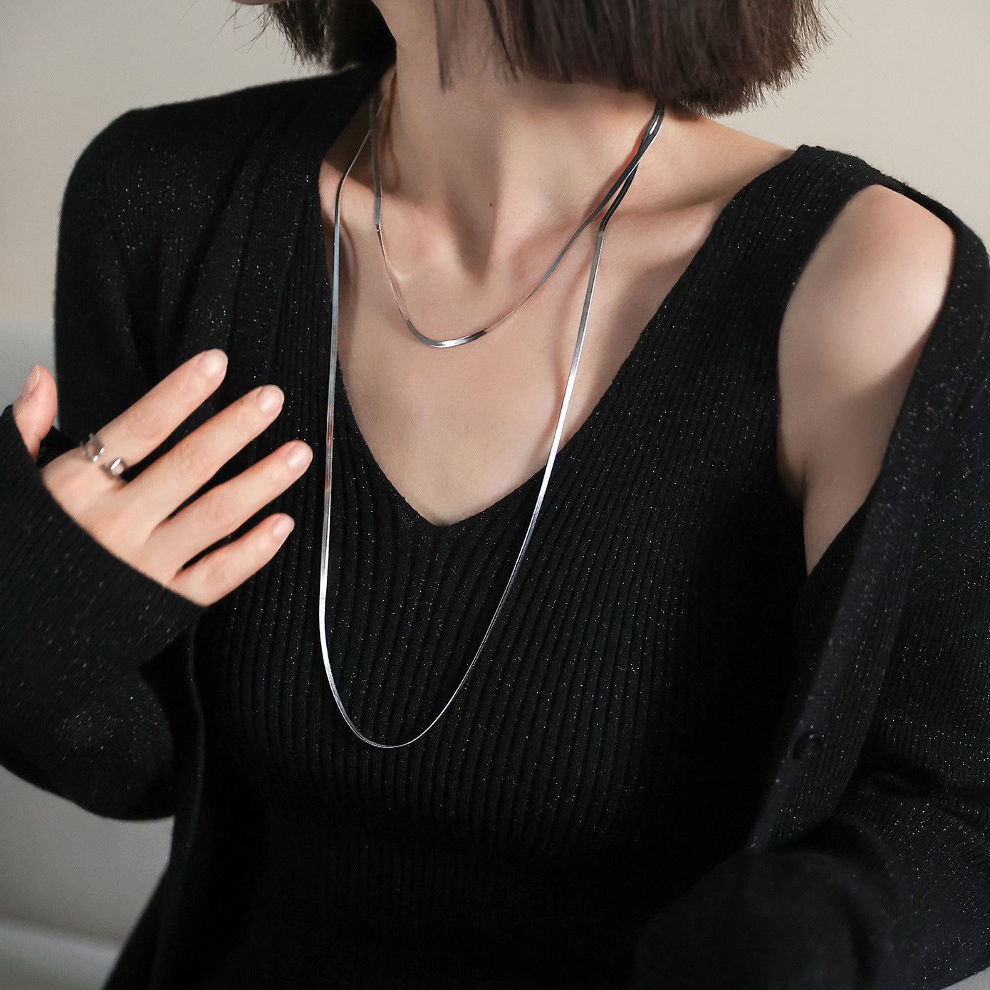 Collana da donna a maglie lunghe multistrato placcata oro in acciaio al titanio a forma di U, minimalista e alla moda, con catena a serpente